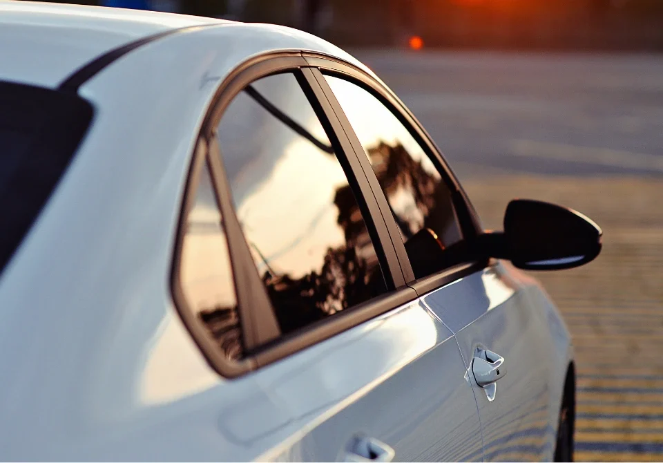 Vehículo aparcado al atardecer, ideal para ilustrar un artículo sobre seguro coche empresa