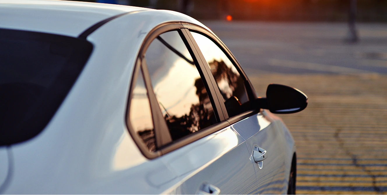 Vehículo aparcado al atardecer, ideal para ilustrar un artículo sobre seguro coche empresa