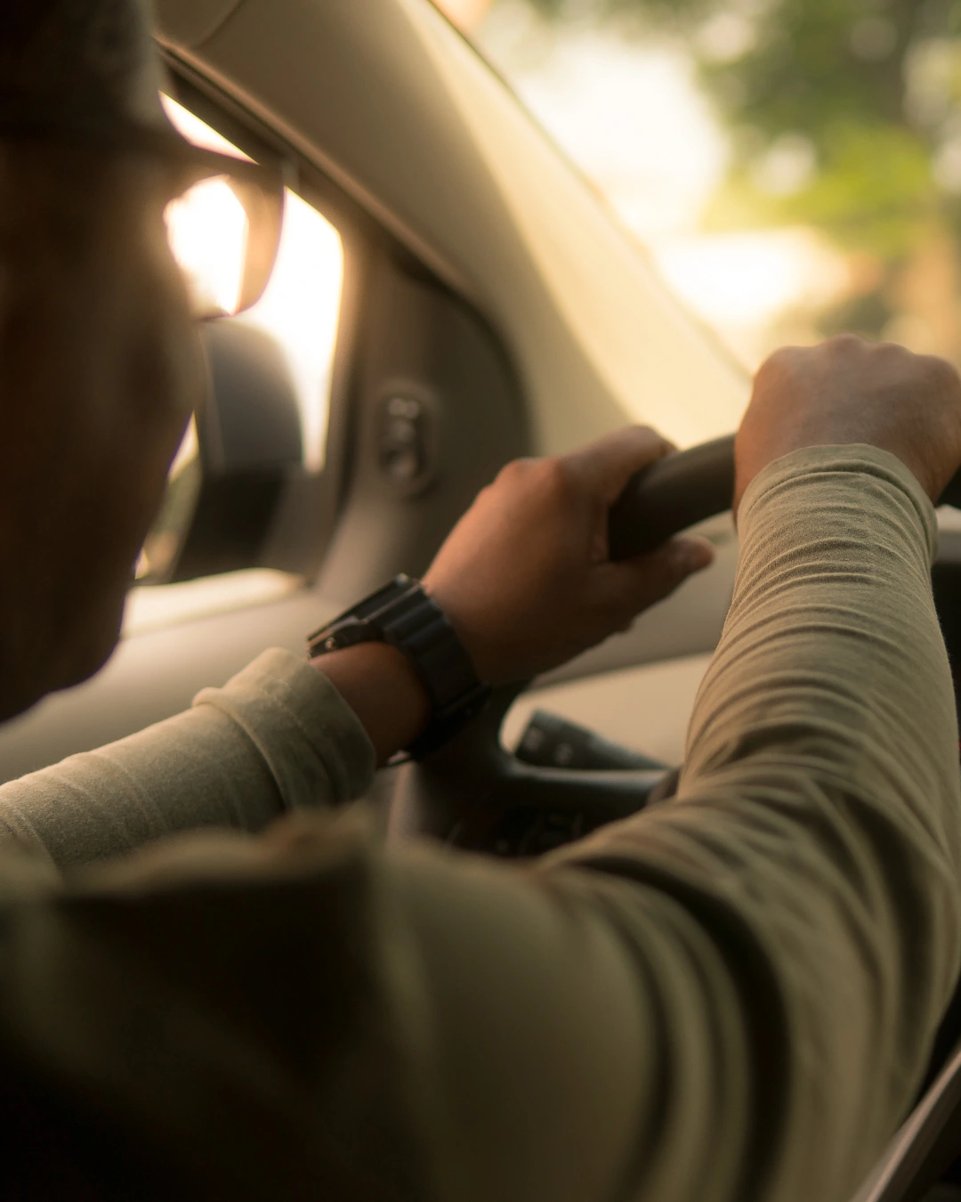 Conductor profesional al volante protegido por un seguro coche empresa.