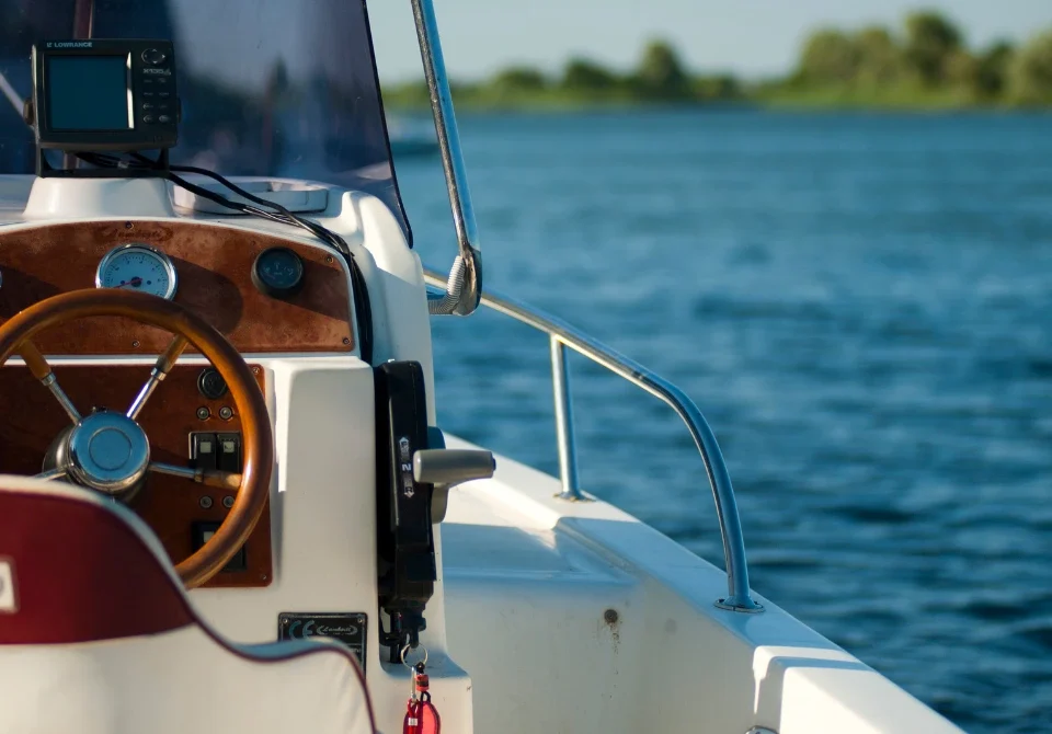 Barco privado asegurado con seguro para barcos.