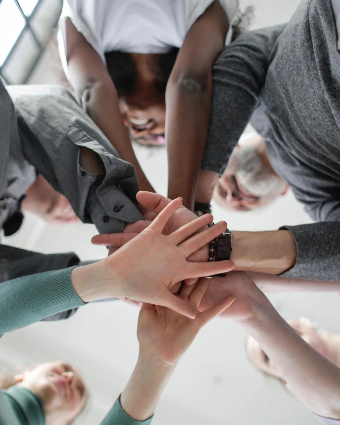 personas con las manos unidas, tranquilidad por seguro multirriesgo de comercio