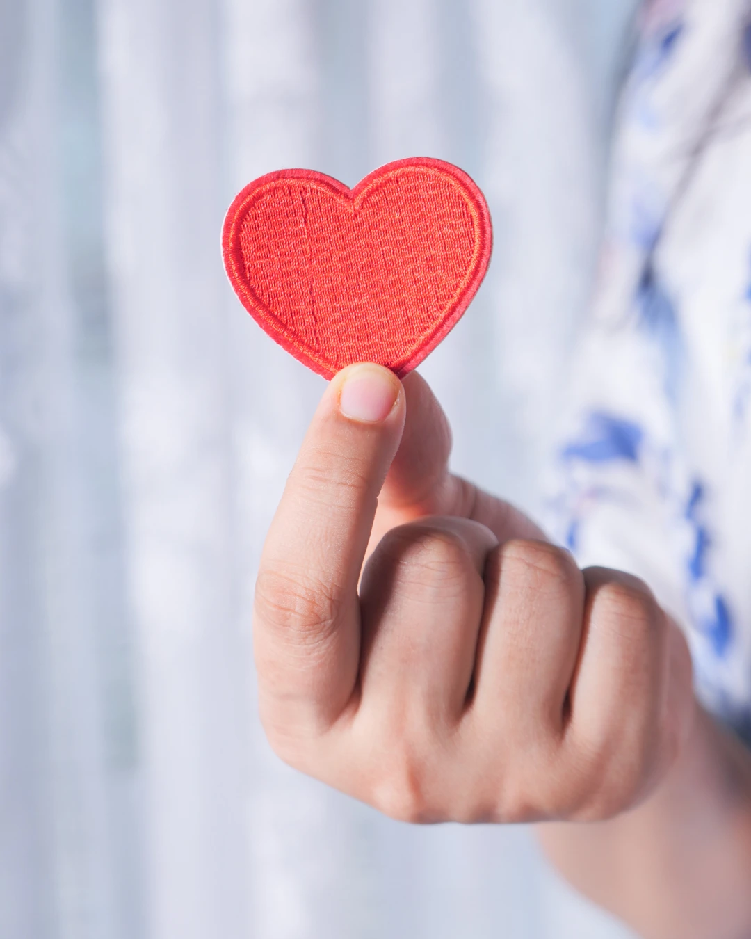 Mano con corazón en artículo de blog sobre cuánto cuesta el seguro de vida.