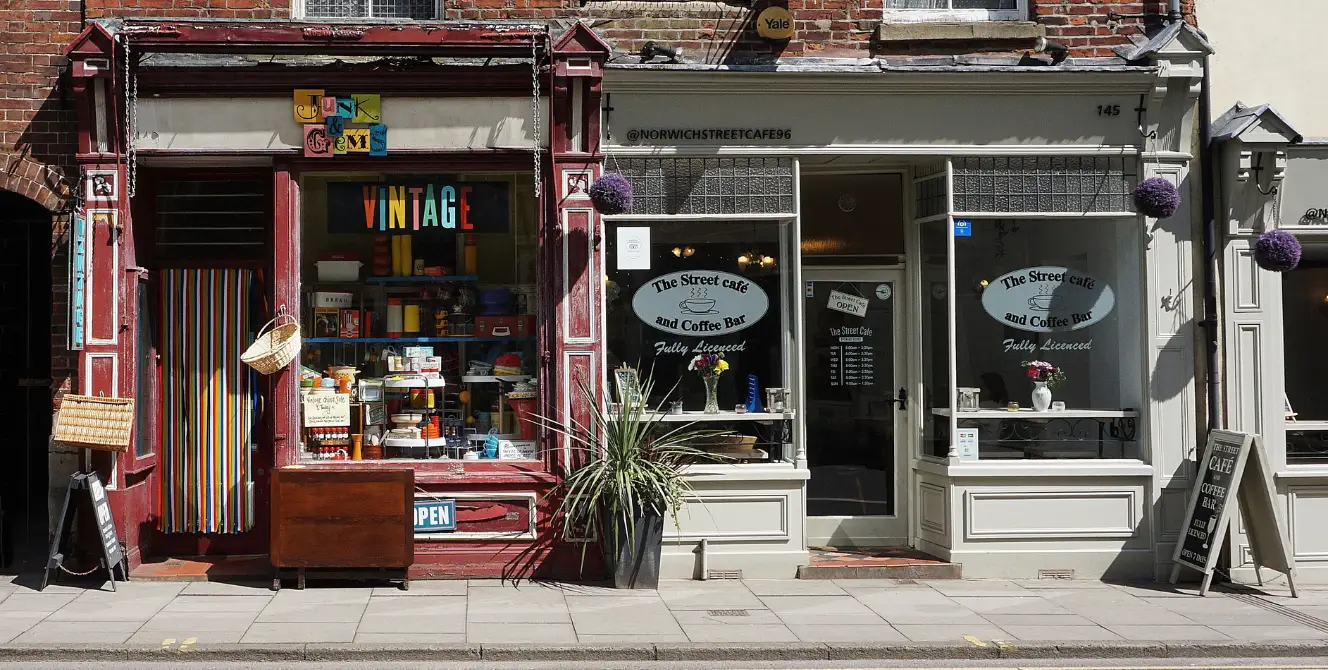 Fachada de pequeños negocios que reflejan la importancia de contar con un seguro local comercial para proteger tiendas y cafeterías