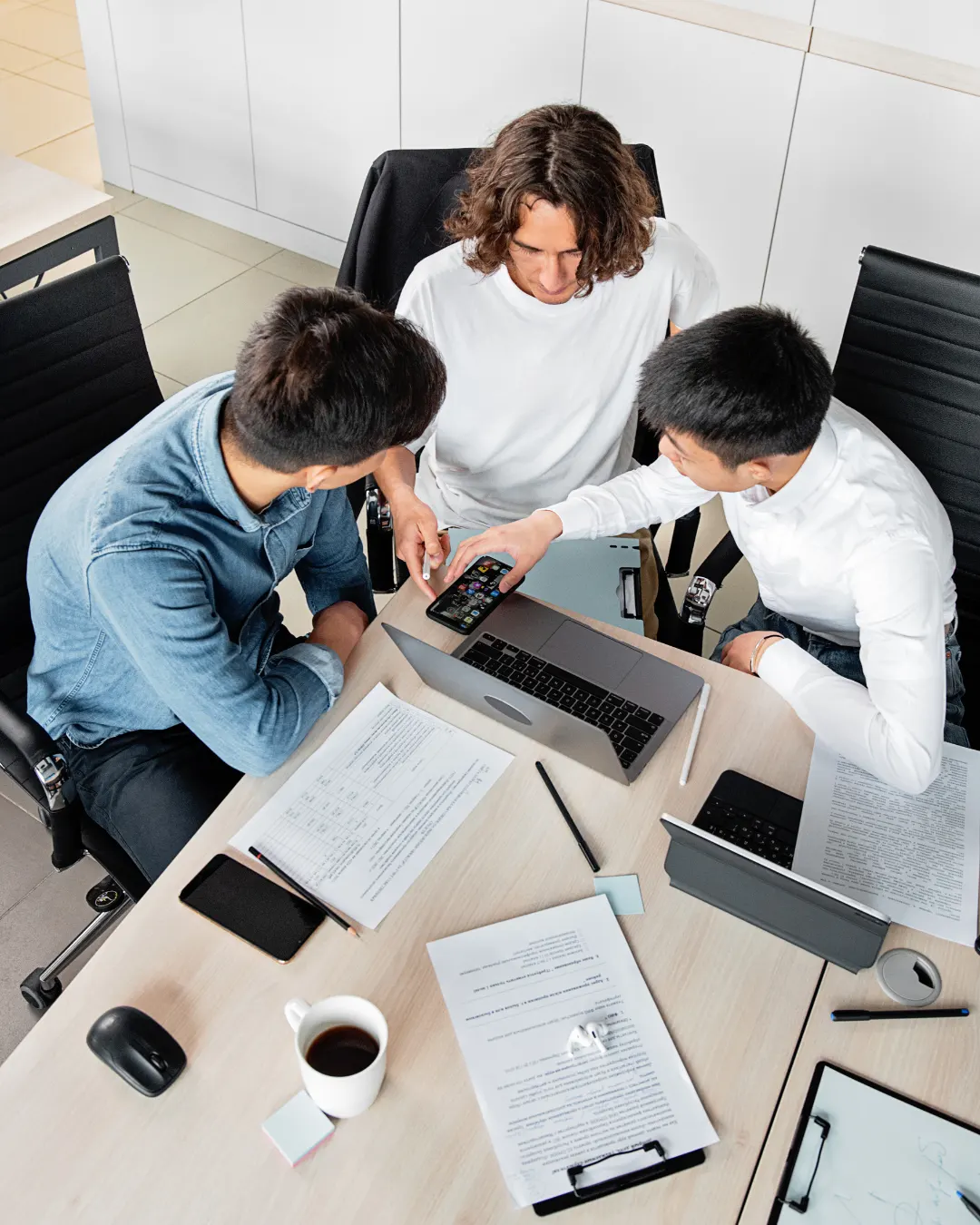 Empresarios contratando los seguros obligatorios para su empresa
