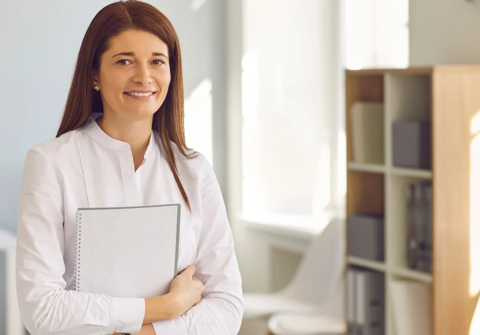 mujer empresaria feliz porque conoce los seguros obligatorios para empresas
