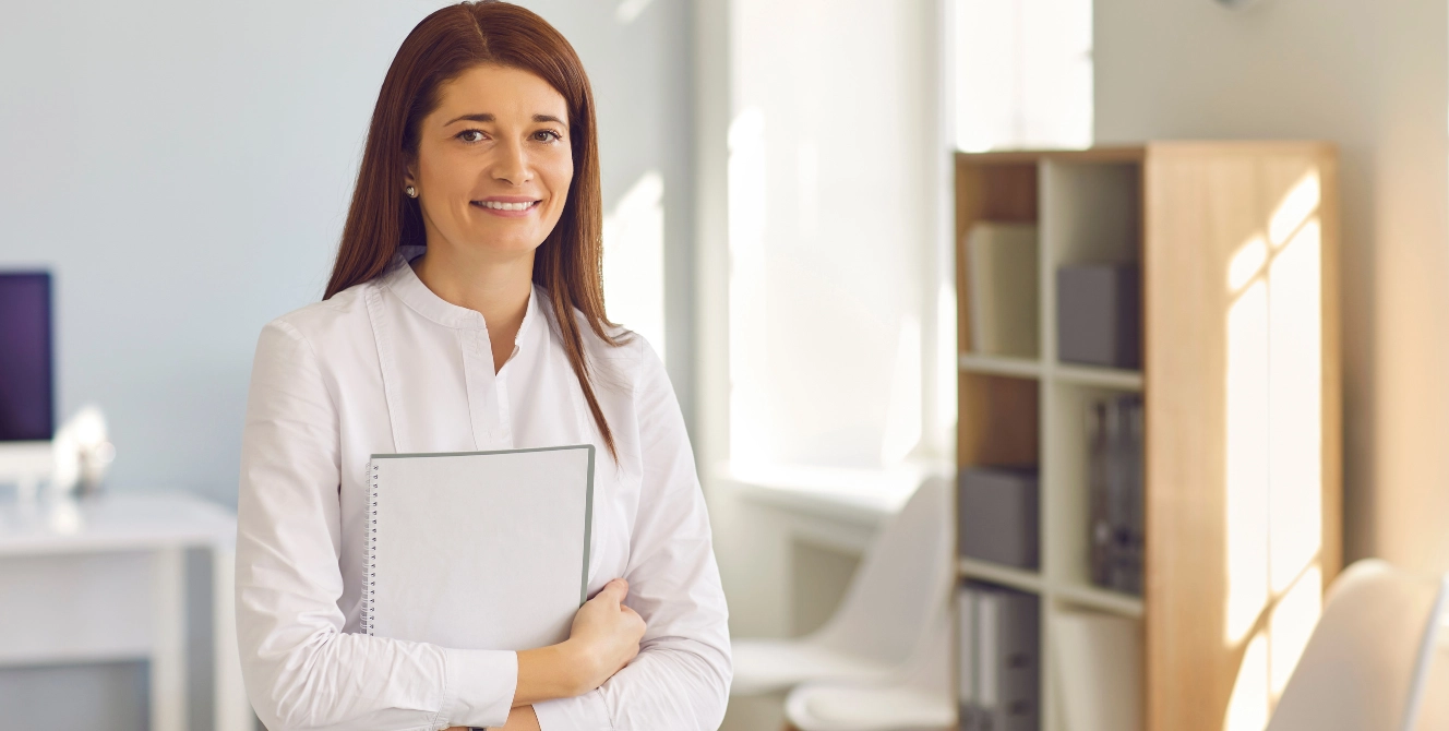 mujer empresaria feliz porque conoce los seguros obligatorios para empresas