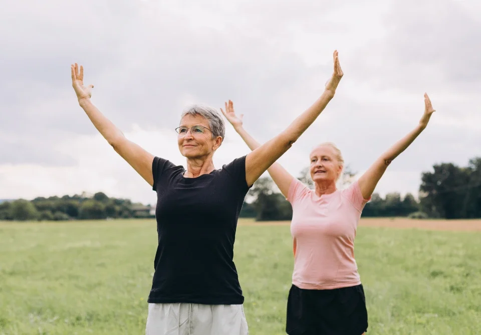 Mujeres mayores practicando deporte al aire libre y pensando en cuánto cuesta un seguro de decesos para proteger a su familia.