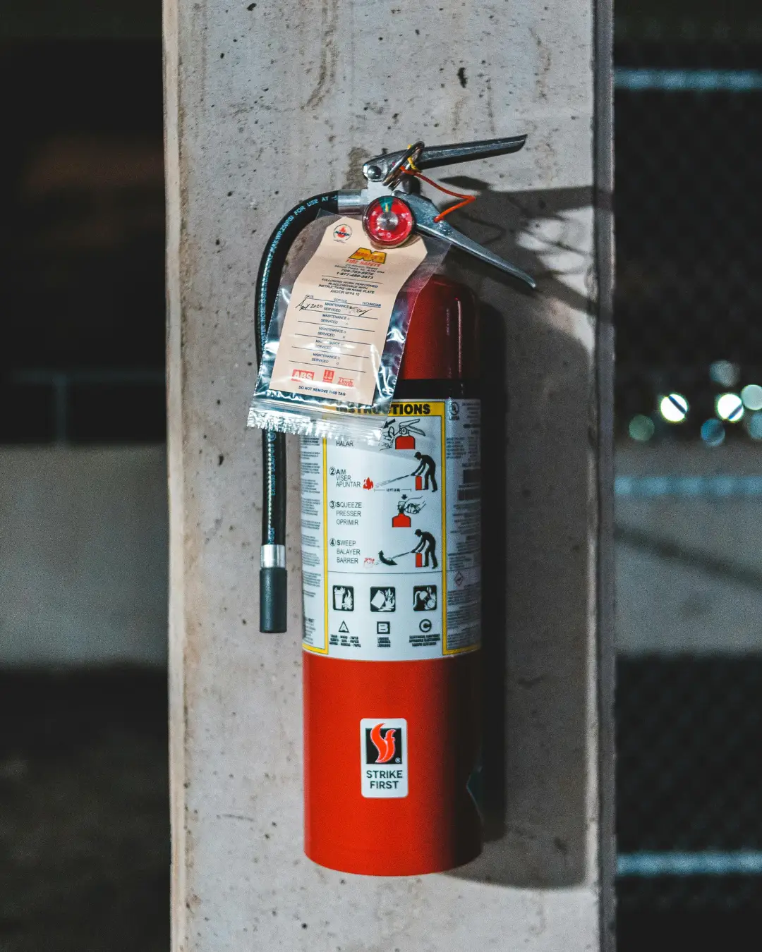 Extintor de incendios instalado en pared como medida de prevención de incendios industriales.