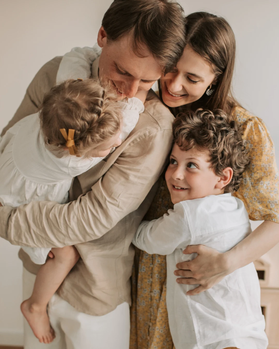 Familia abrazándose en casa que representa las diferencias entre contenido y continente en un seguro de hogar, simbolizando la protección tanto del inmueble como de los bienes personales.