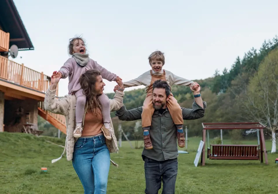 Familia jugando en el jardín, disfrutando de la tranquilidad de saber que enfermedades cubre un seguro de vida.