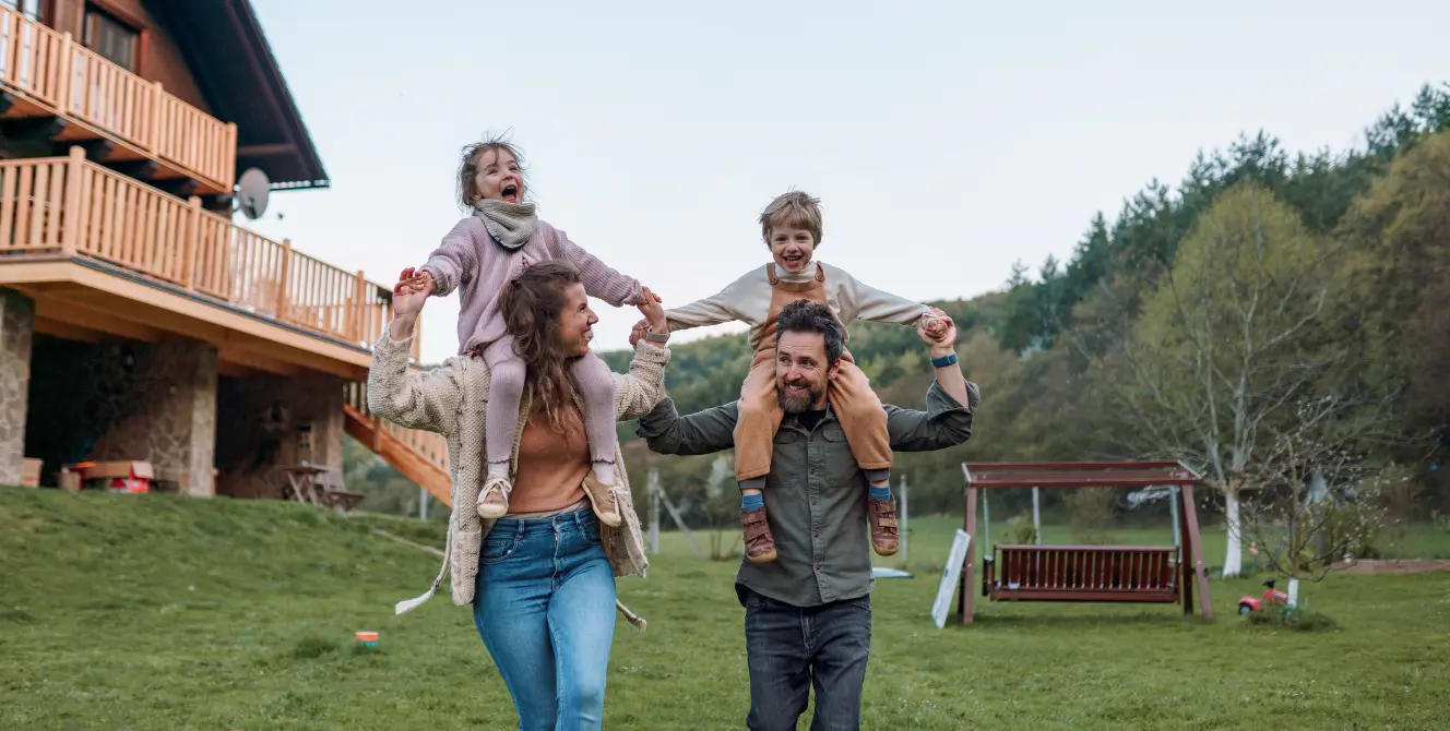 Familia jugando en el jardín, disfrutando de la tranquilidad de saber que enfermedades cubre un seguro de vida.