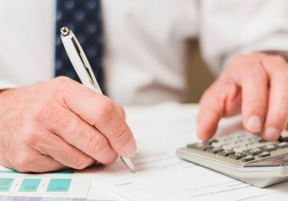 Ventajas fiscales seguros de ahorro: cálculo de impuestos y planificación de rescates con documentos y calculadora.