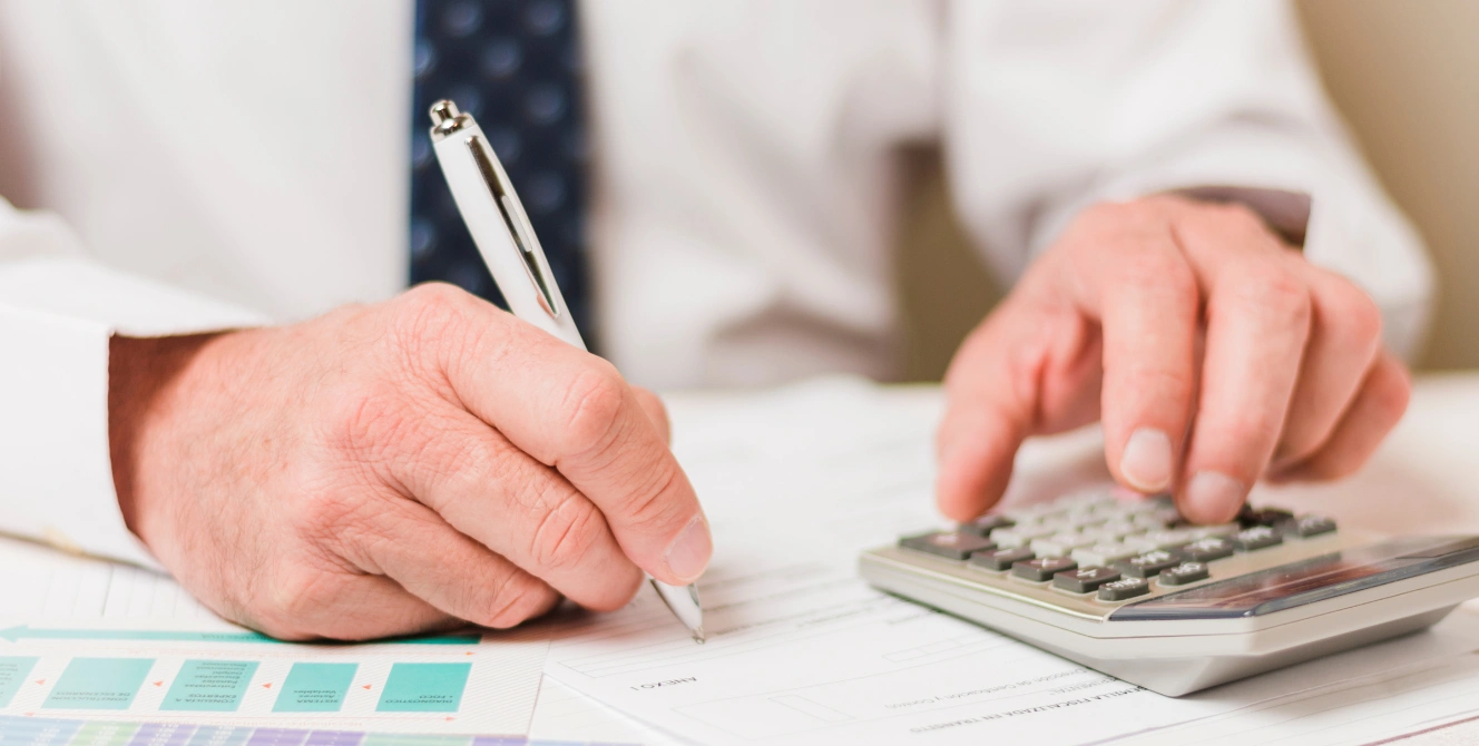 Ventajas fiscales seguros de ahorro: cálculo de impuestos y planificación de rescates con documentos y calculadora.