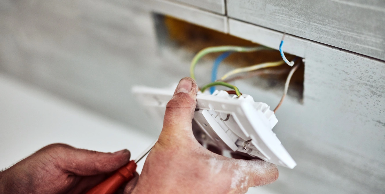 Persona realizando una reparación eléctrica en casa, una de las coberturas que ofrece el seguro de hogar y que muchos desconocen