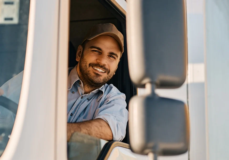 Conductor de camión en carretera, ejemplo de qué vehículos deben tener concertado el seguro obligatorio