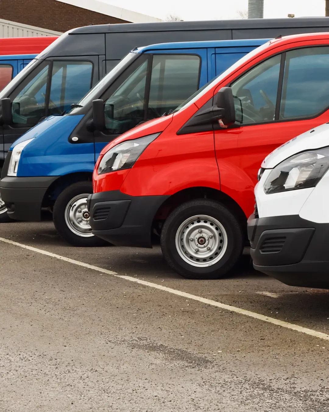 Flota de furgonetas de trabajo aparcadas, imagen para seguros para furgonetas.