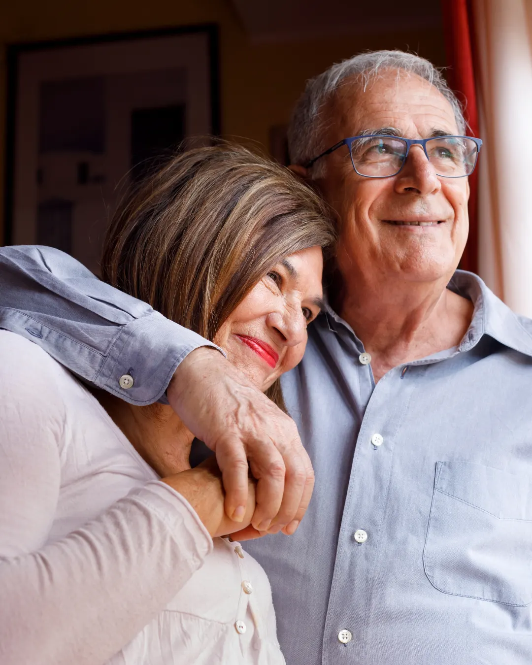 Pareja mayor abrazada en casa, imagen sobre dónde hay que ir para pedir las últimas voluntades.