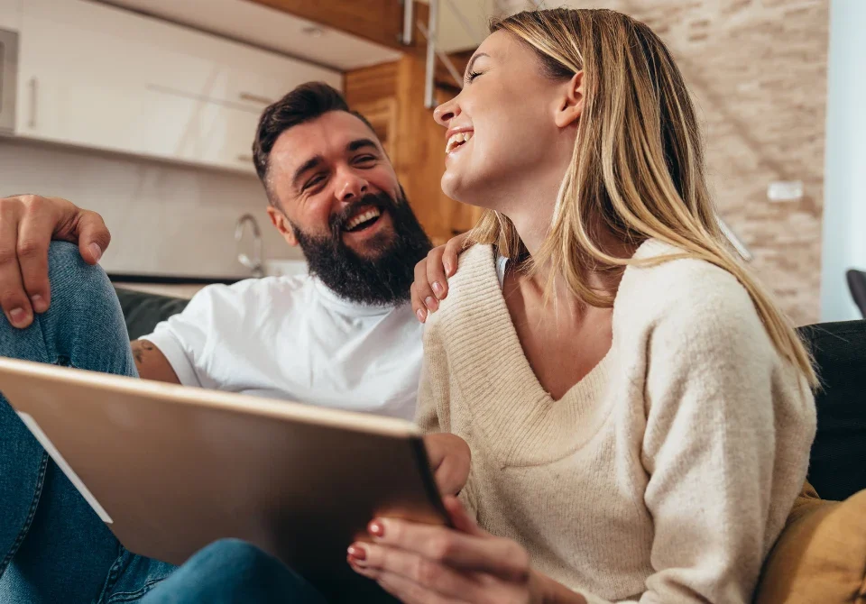 Pareja revisando documentos en casa tras un siniestro cubierto por daños estéticos seguro hogar.
