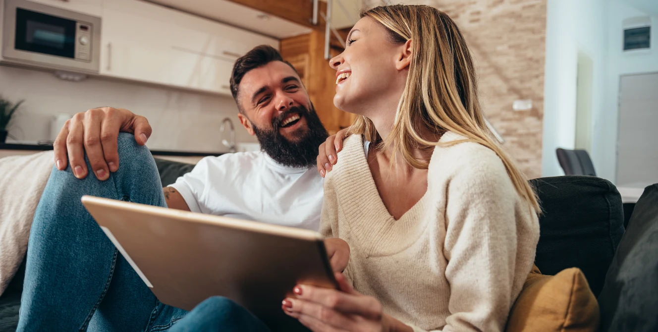 Pareja revisando documentos en casa tras un siniestro cubierto por daños estéticos seguro hogar.