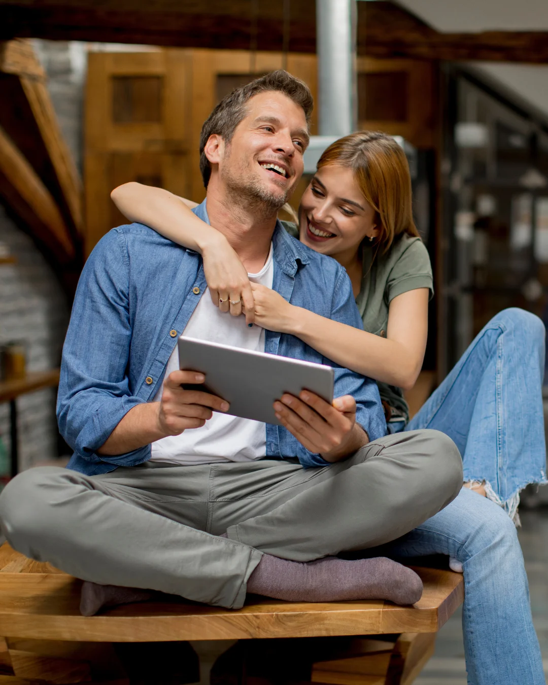 Pareja revisando información sobre daños estéticos seguro hogar en su vivienda tras un siniestro