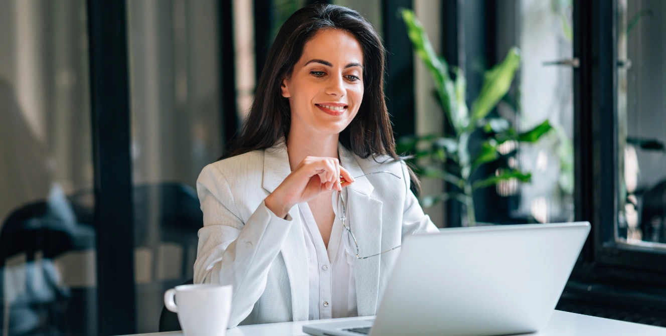 Empresaria trabajando en su ordenador analizando la diferencia entre sociedad anónima y sociedad limitada para crear una empresa.