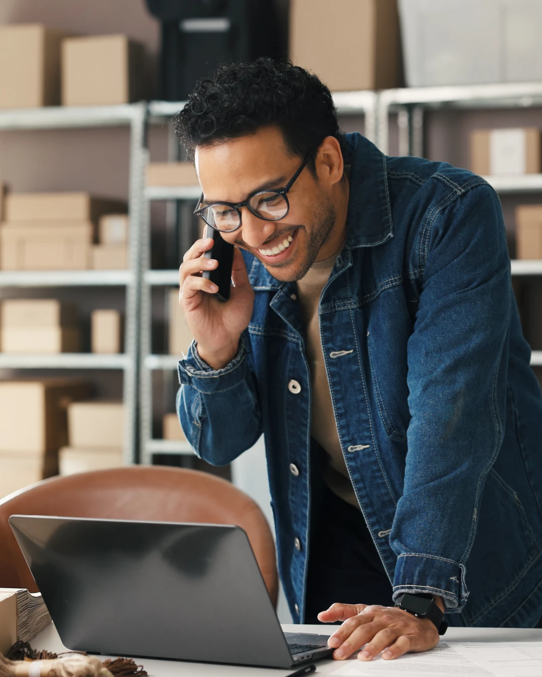 Emprendedor trabajando en su negocio revisando la diferencia entre sociedad anónima y sociedad limitada antes de crear una empresa.