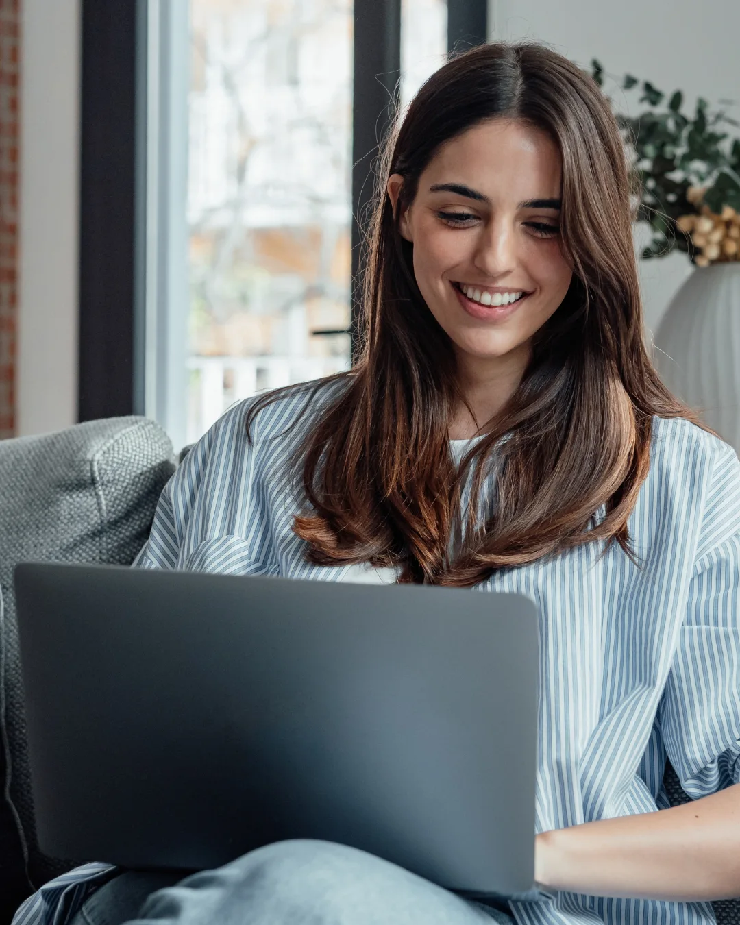 Trabajadora por cuenta propia consultando la declaración de la renta de un autónomo en su ordenador portátil