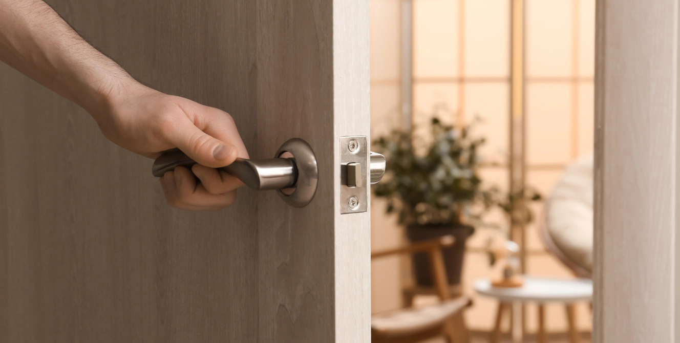 Interior de vivienda con la puerta entreabierta tras un robo en casa sin forzar la cerradura