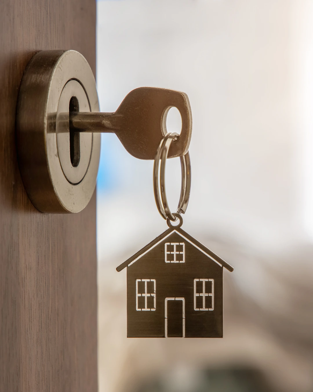 Llave en la cerradura de una vivienda con llavero de casa, situación habitual tras un robo en casa sin forzar la cerradura