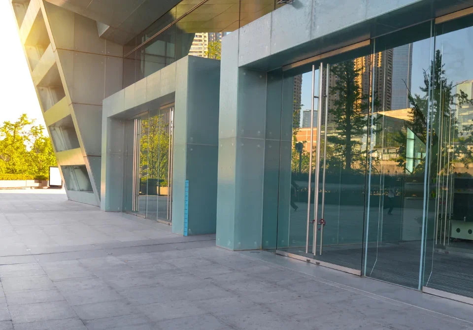 Local comercial reformado y convertido en vivienda que sigue obligado a pagar los gastos de comunidad de propietarios