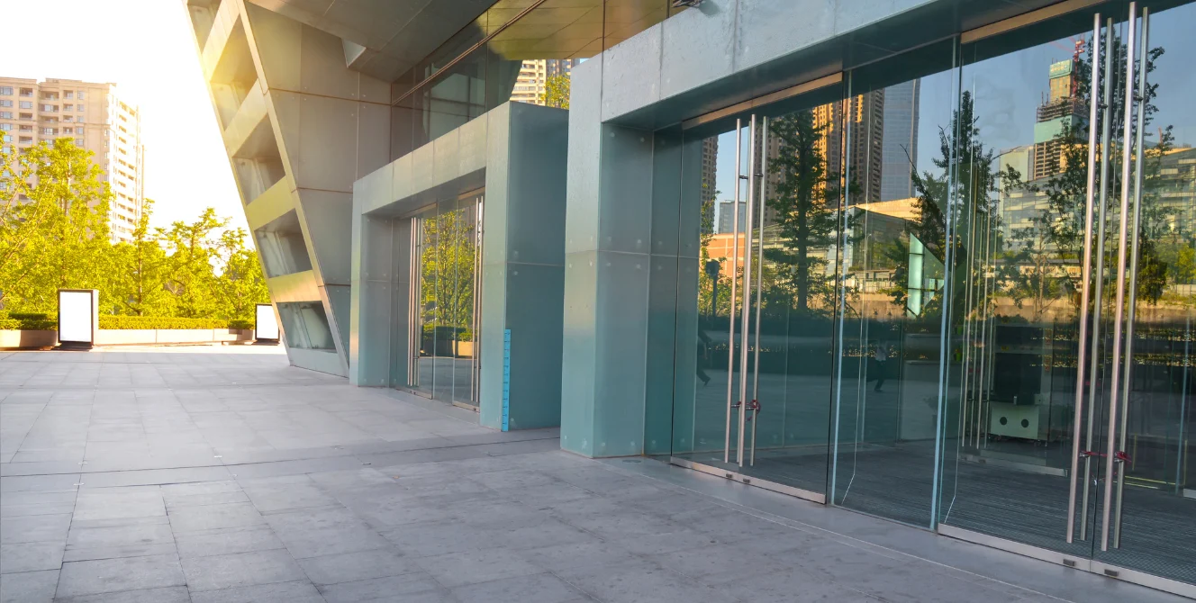 Local comercial reformado y convertido en vivienda que sigue obligado a pagar los gastos de comunidad de propietarios